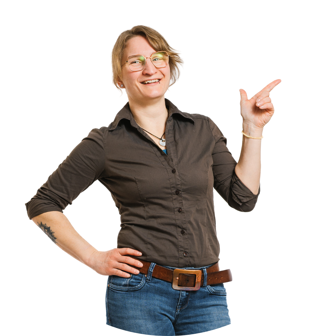 Frau geht mit ihrem Hund dabei schaut der Hund zu ihr