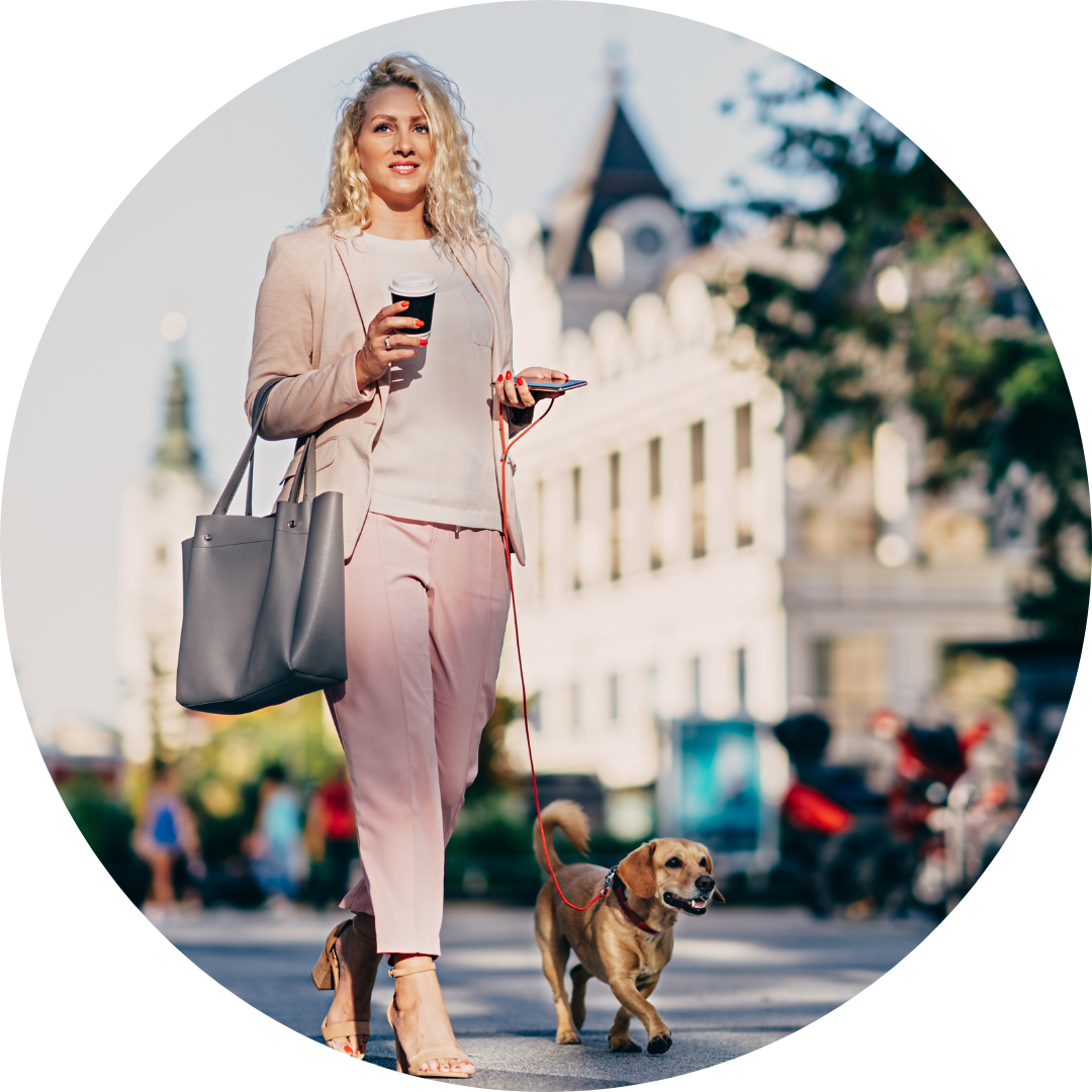 Hund sitz neben Halter, Ausschnitt der Füße sind auf dem Bild zu sehen